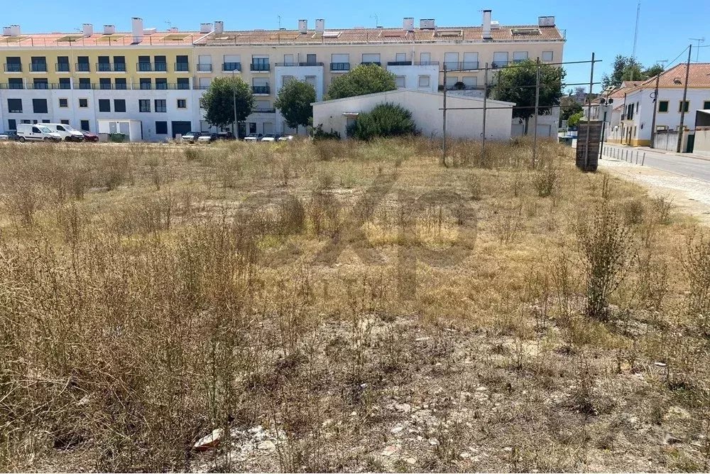 Lote com projecto aprovado 16 apartamentos -centro de Coruche