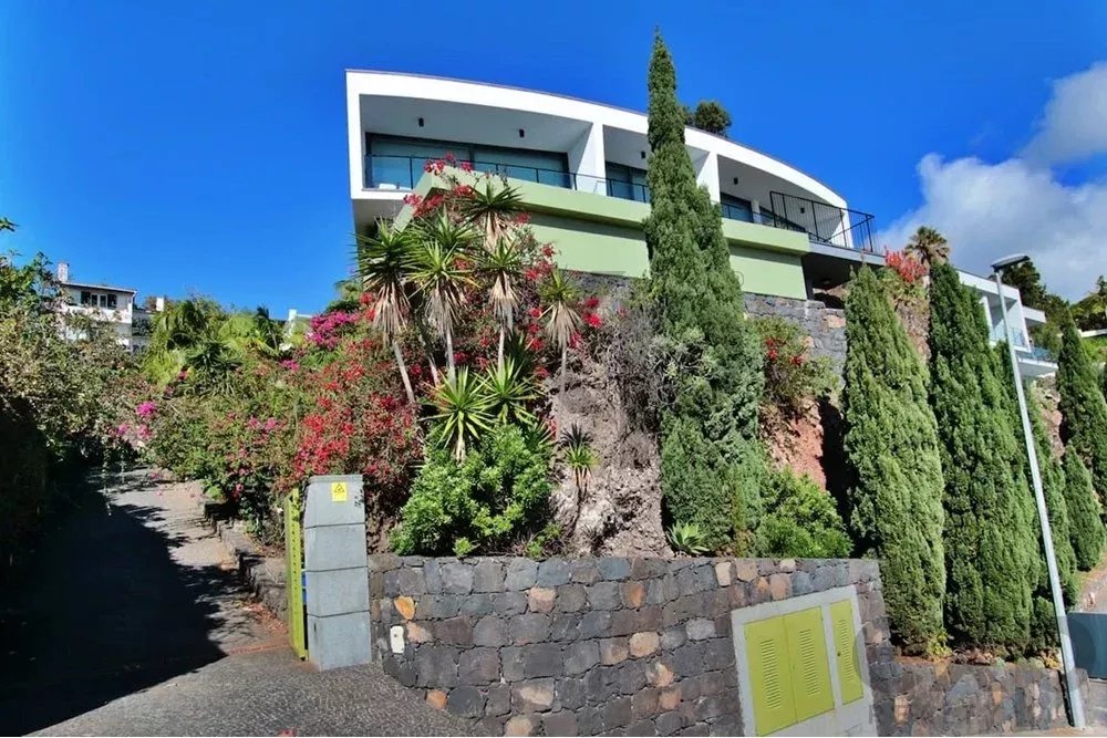 Moradia com arquitectura única no GARAJAU, na Ilha da Madeira