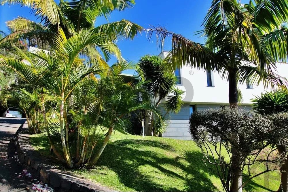 Moradia com arquitectura única no GARAJAU, na Ilha da Madeira