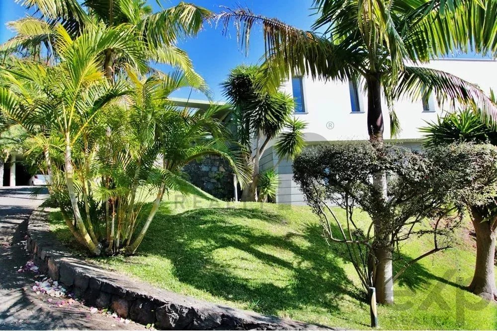 Moradia com arquitectura única no GARAJAU, na Ilha da Madeira