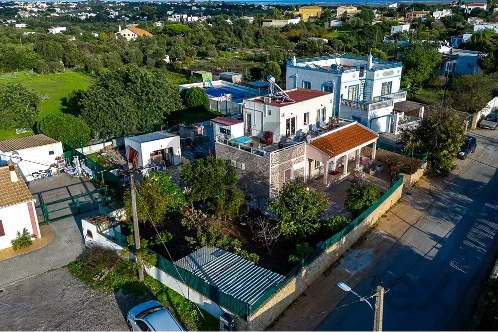 Moradia T2 em lote de terreno com 658m2 junto à Ria Formosa