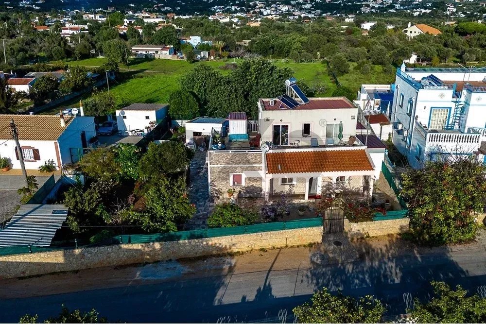 Moradia T2 em lote de terreno com 658m2 junto à Ria Formosa