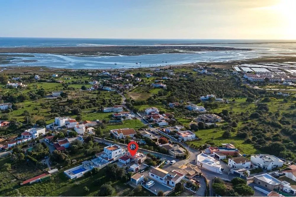 Moradia T2 em lote de terreno com 658m2 junto à Ria Formosa