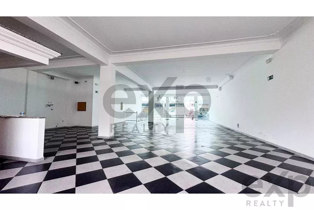 Espaço comercial a venda no Centro de Porto de Mós