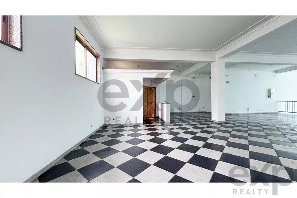 Espaço comercial a venda no Centro de Porto de Mós