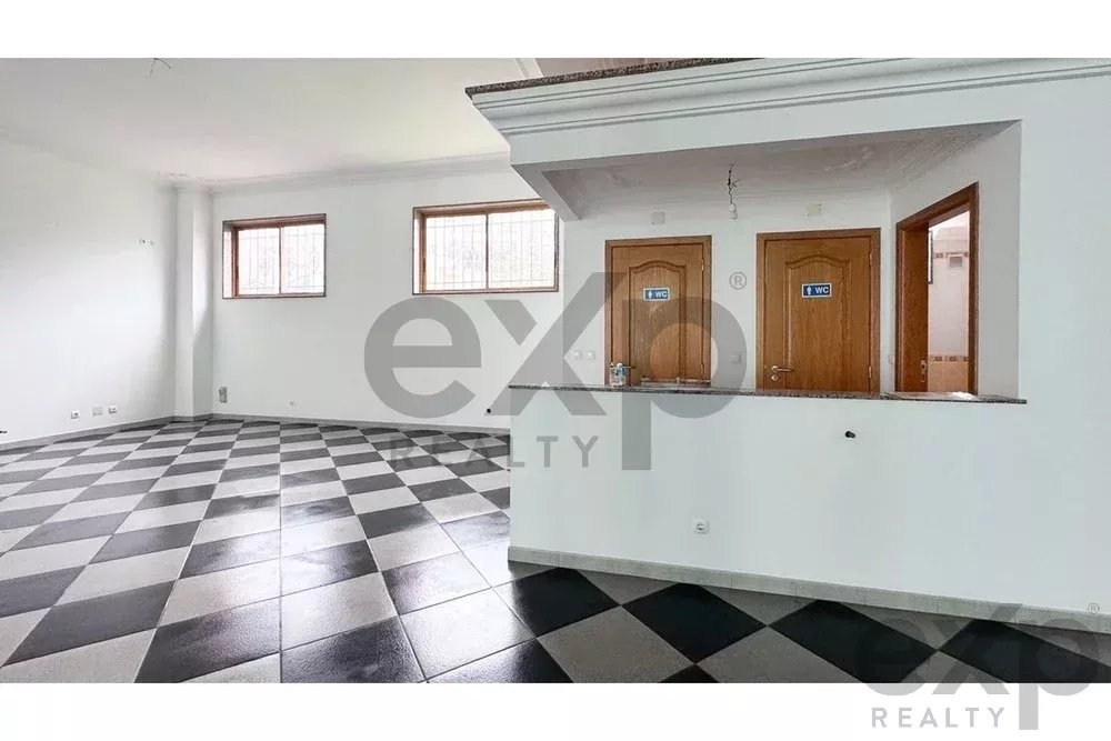 Espaço comercial a venda no Centro de Porto de Mós