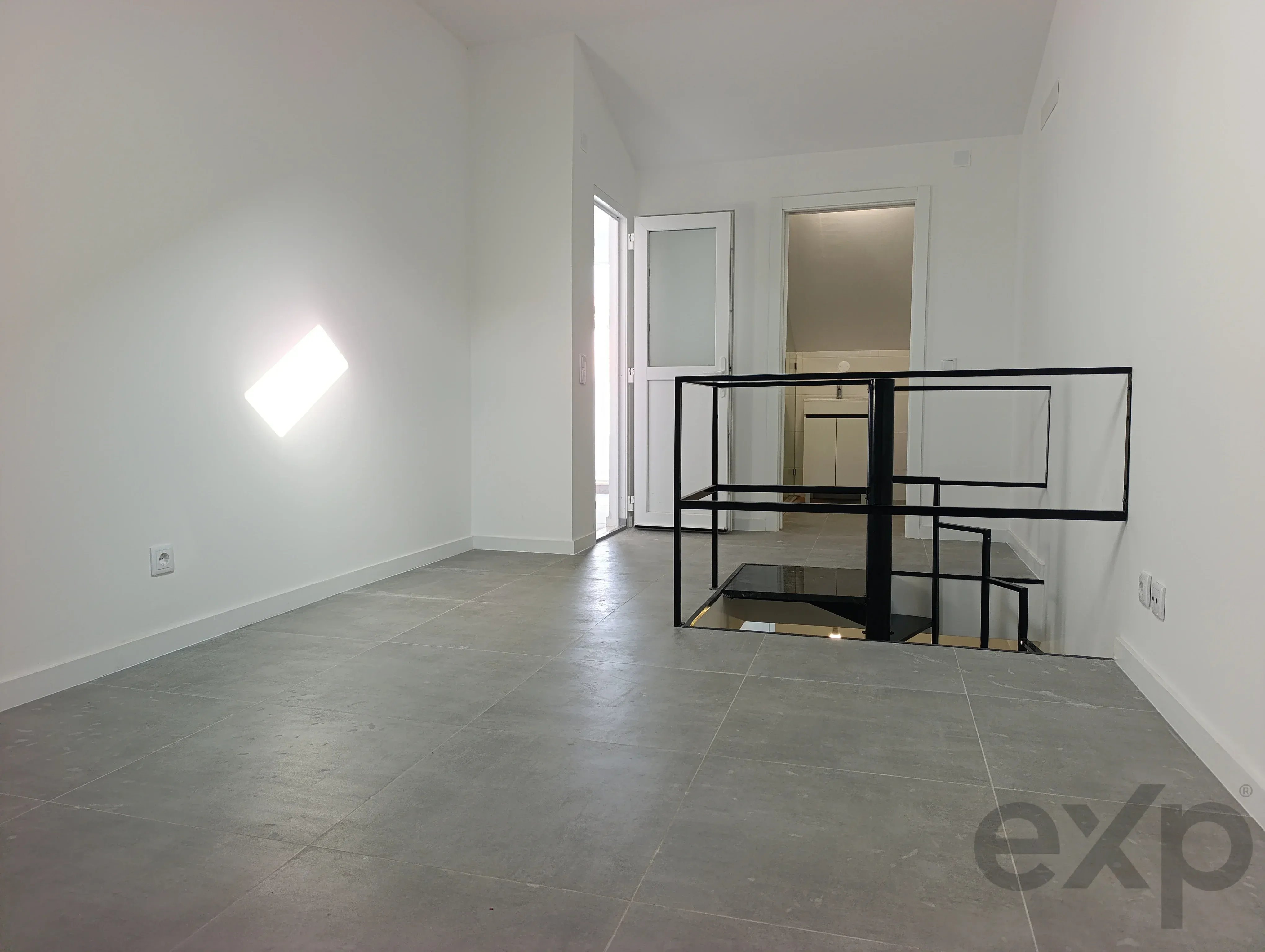 Moradia T2 totalmente remodelada  na Zona Histórica do Montijo 85949201 image 13