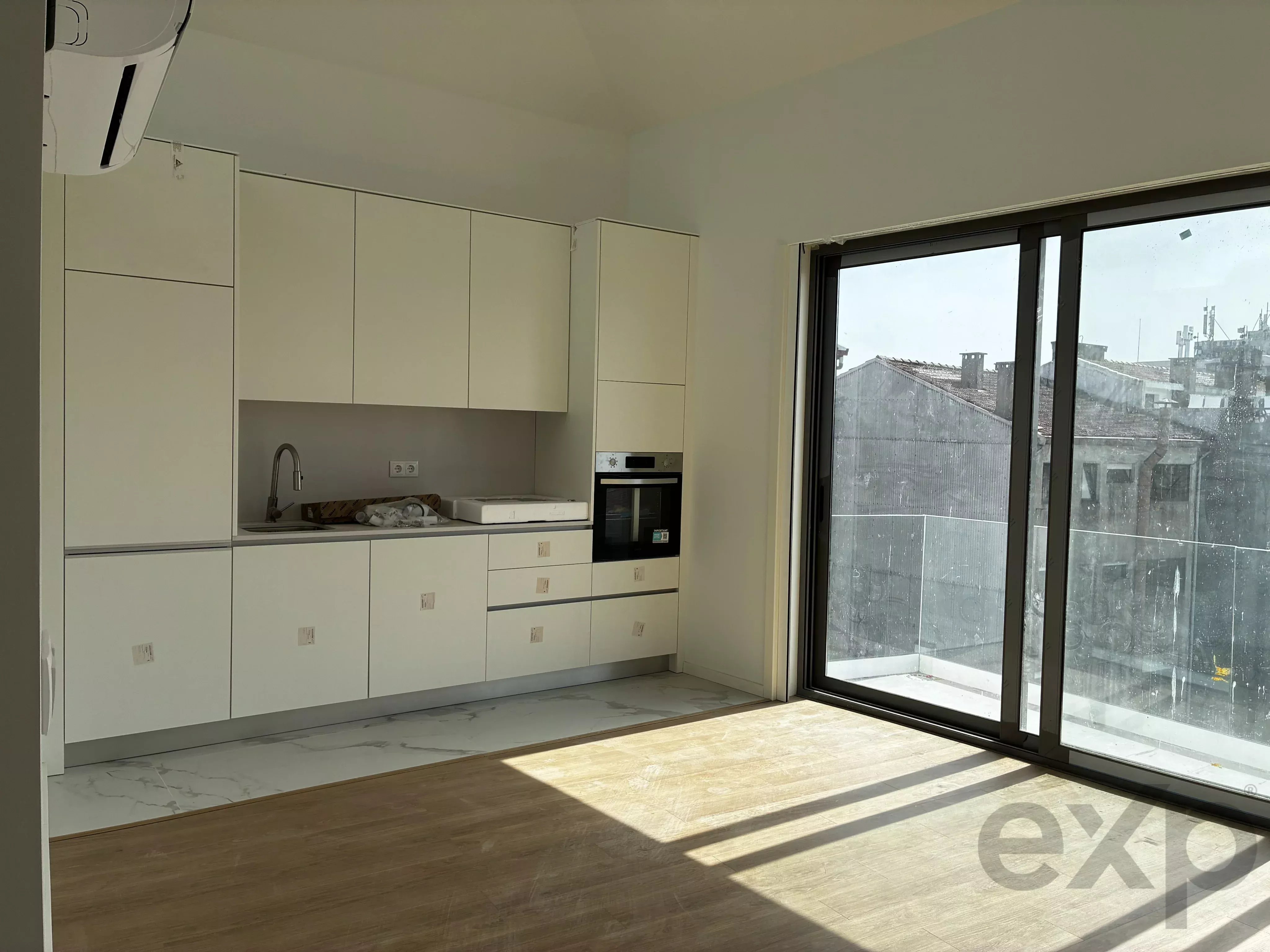 Apartamento T2+1 com mezzanine, varandas e garagem na Boavista – Porto