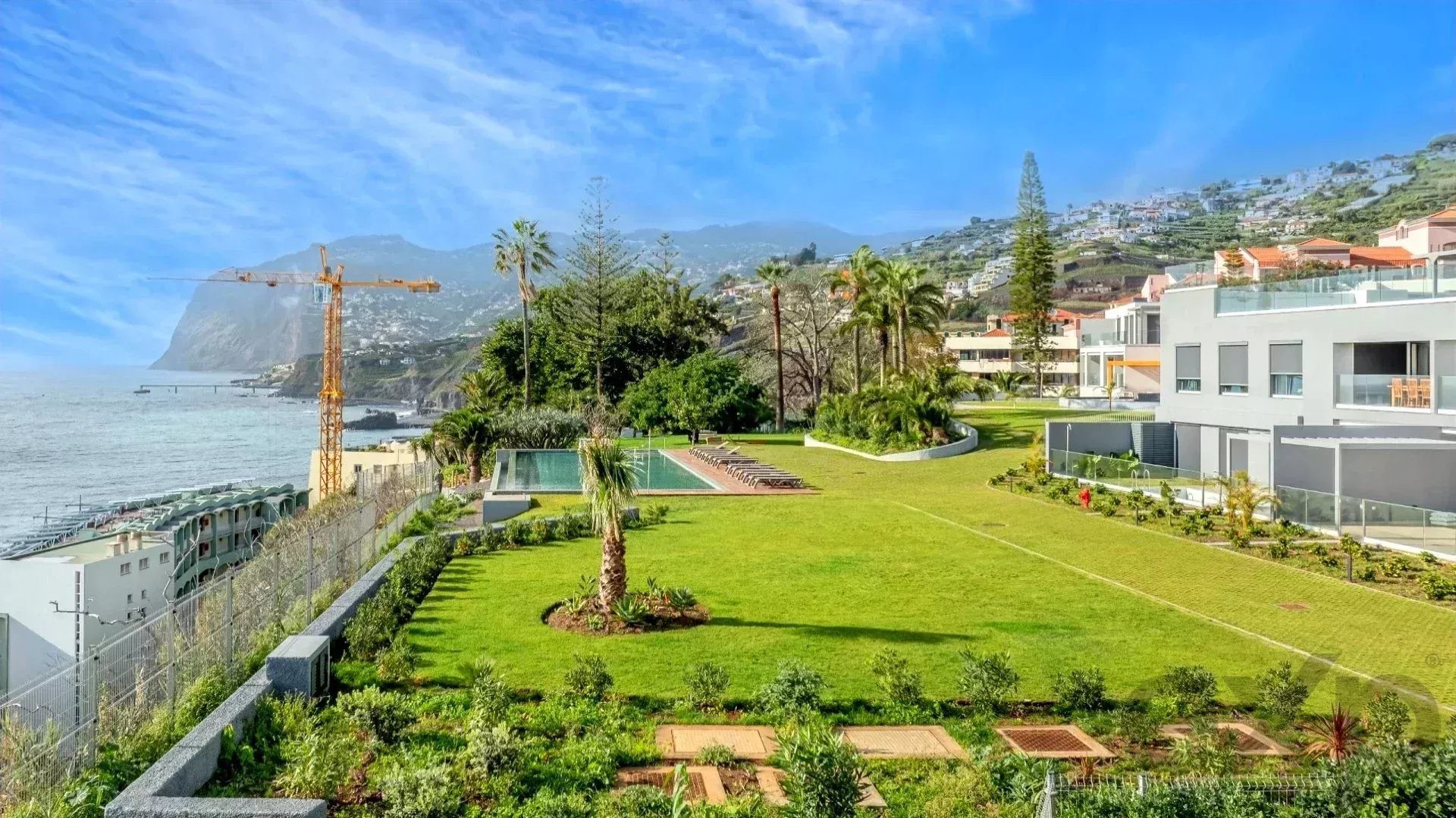 Luxo à Beira-Mar: Apartamento Exclusivo na Estrada Monumental