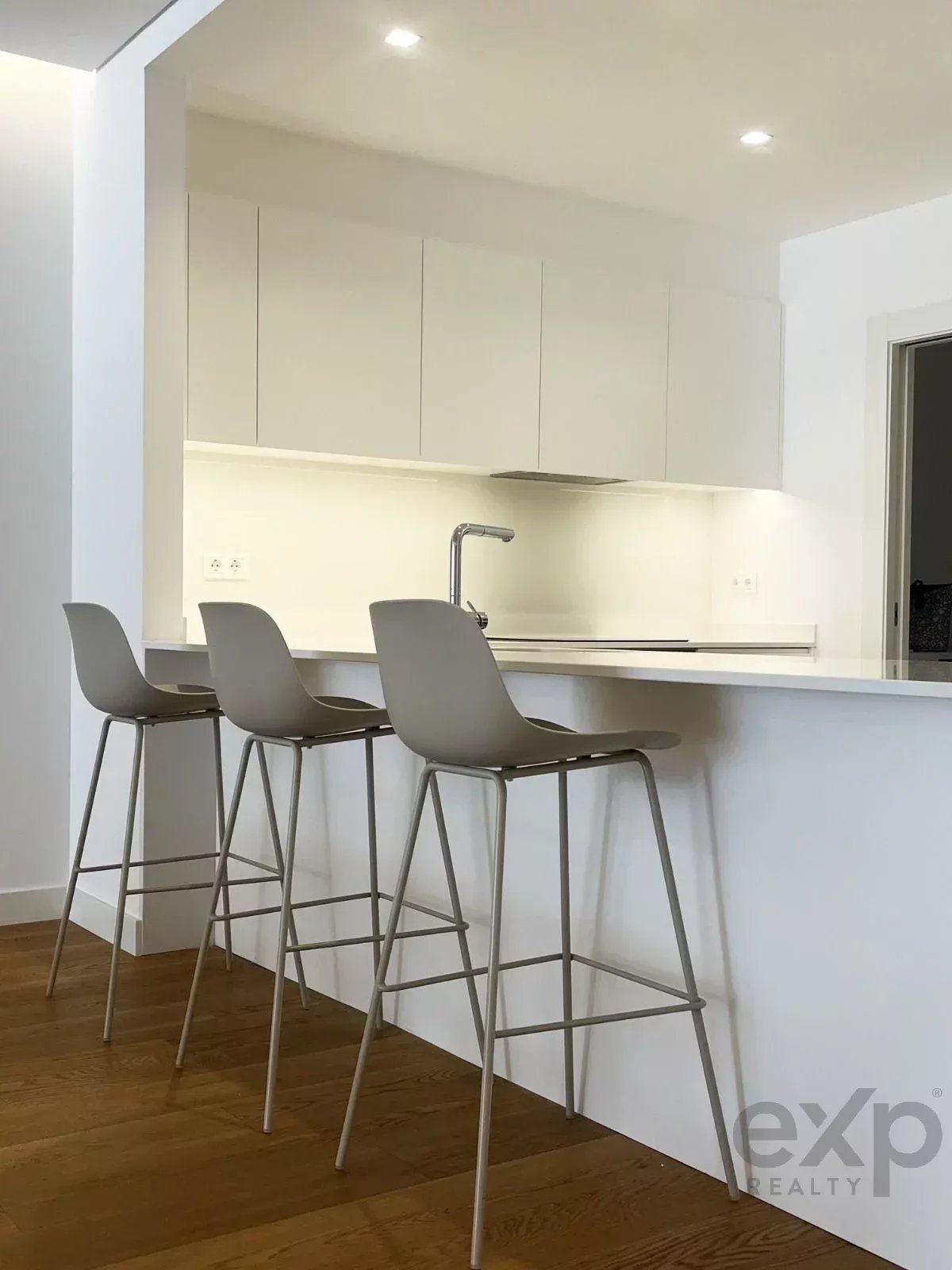 Luxo à Beira-Mar: Apartamento Exclusivo na Estrada Monumental