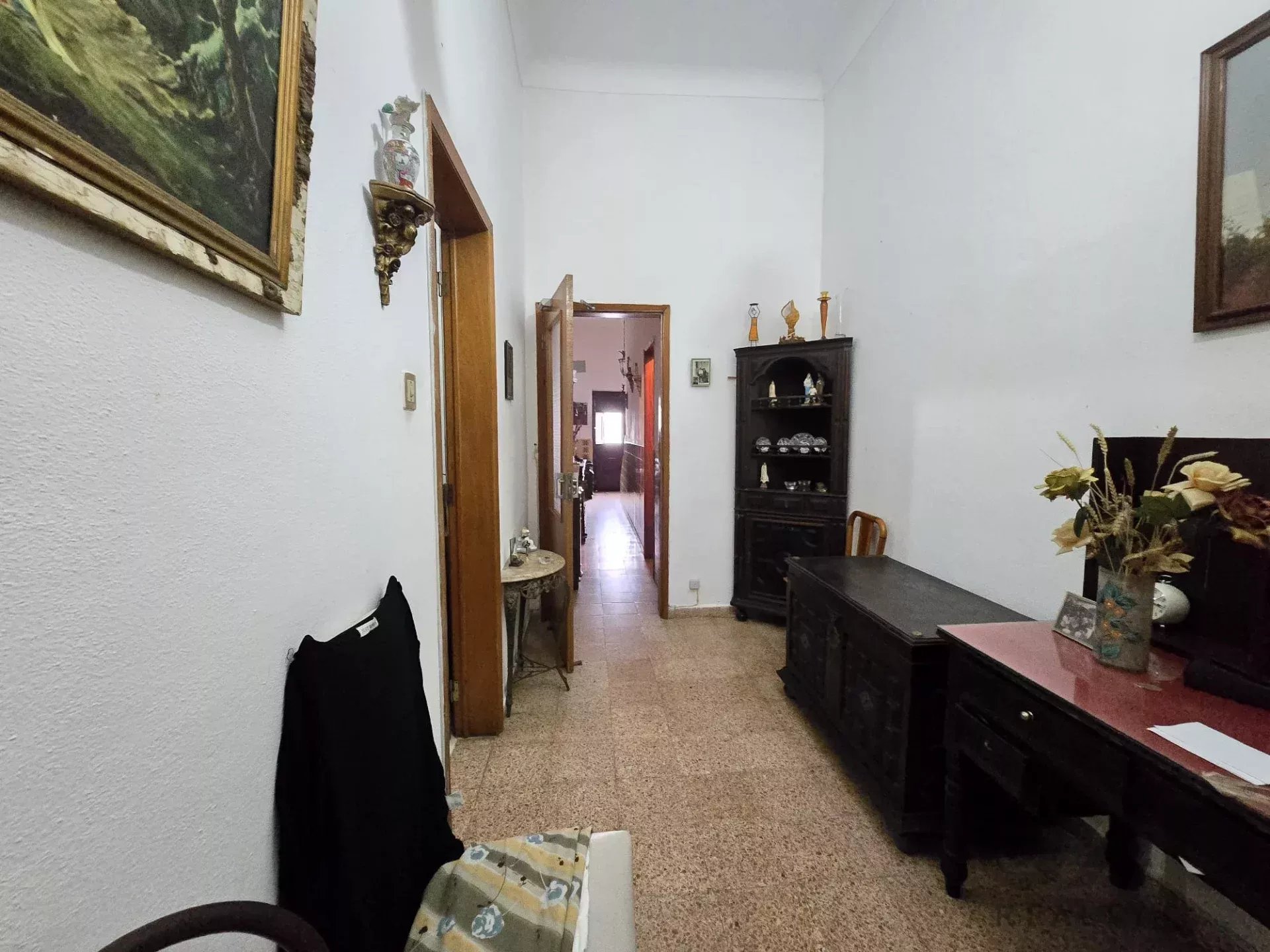 Moradia unifamiliar com 2 pisos, quintal, garagem, e terraço.