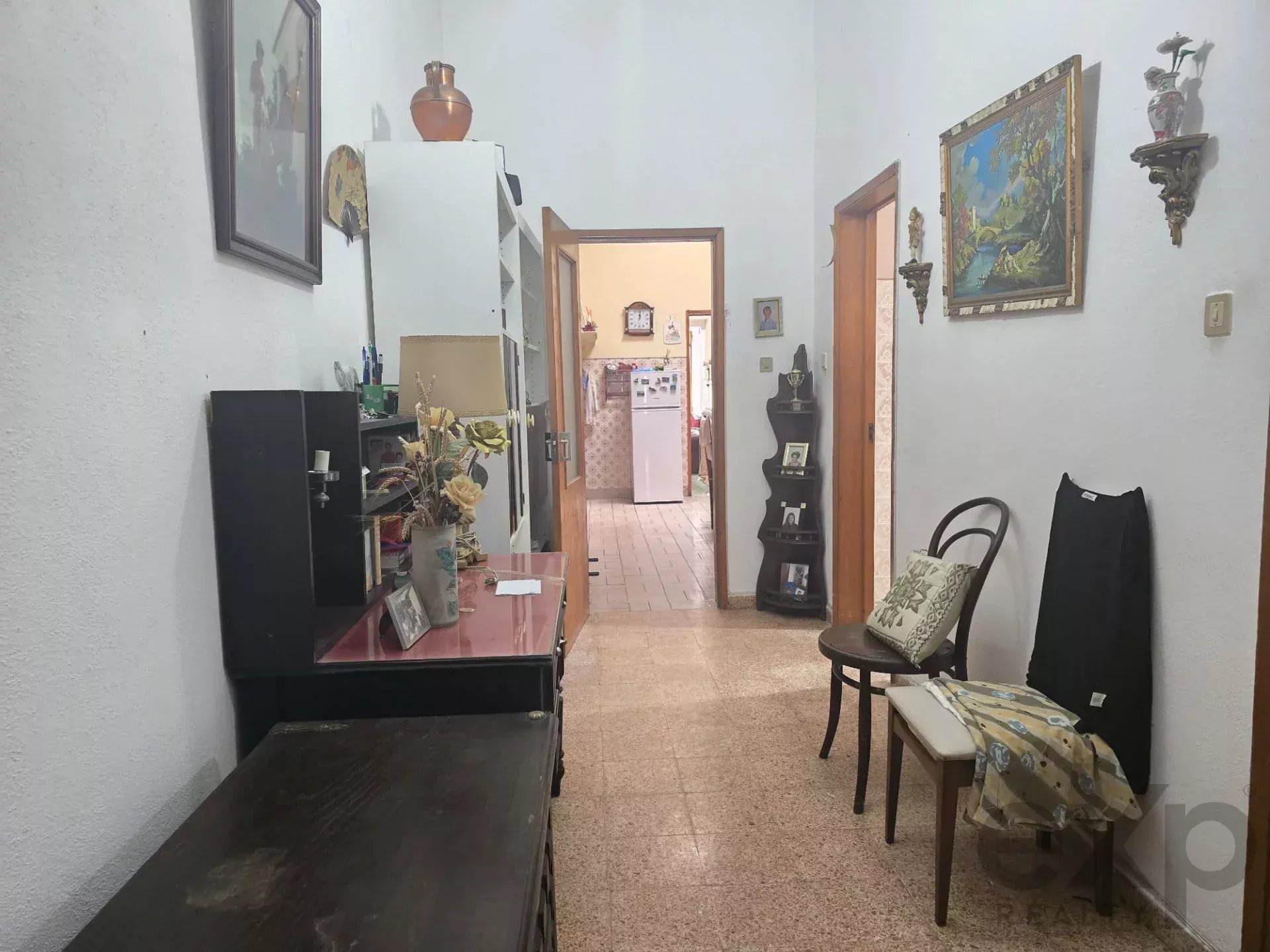 Moradia unifamiliar com 2 pisos, quintal, garagem, e terraço.