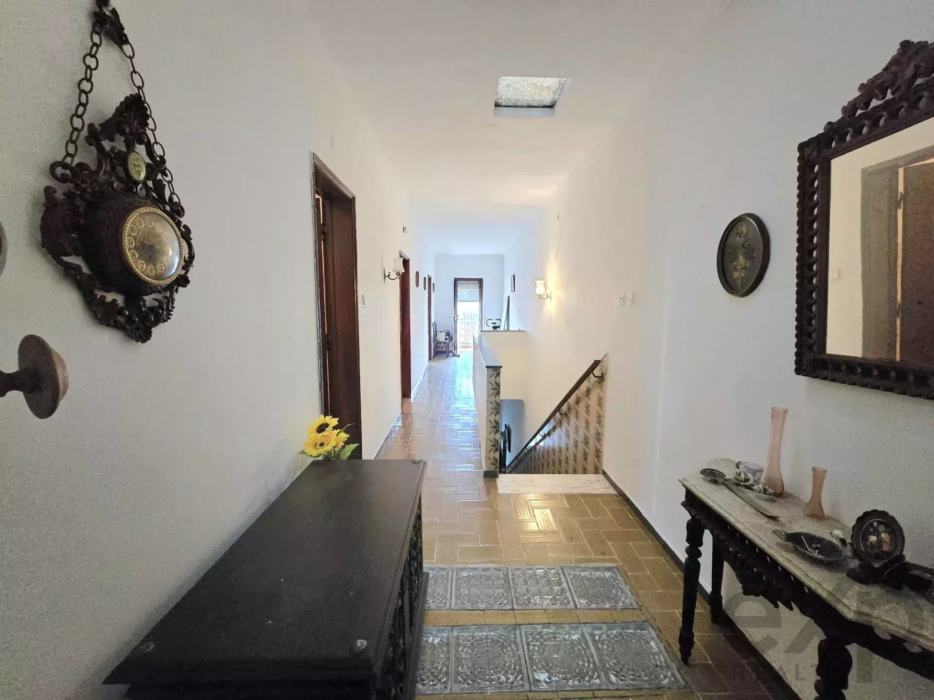 Moradia unifamiliar com 2 pisos, quintal, garagem, e terraço.