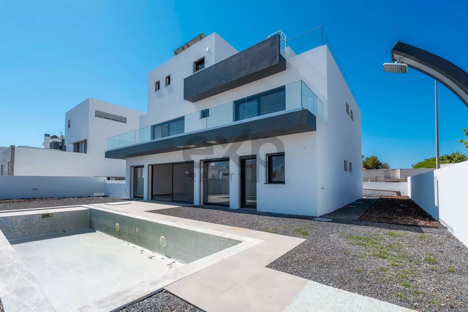 Moradia contemporânea T6 recém-construída pela Tavira Waterfront