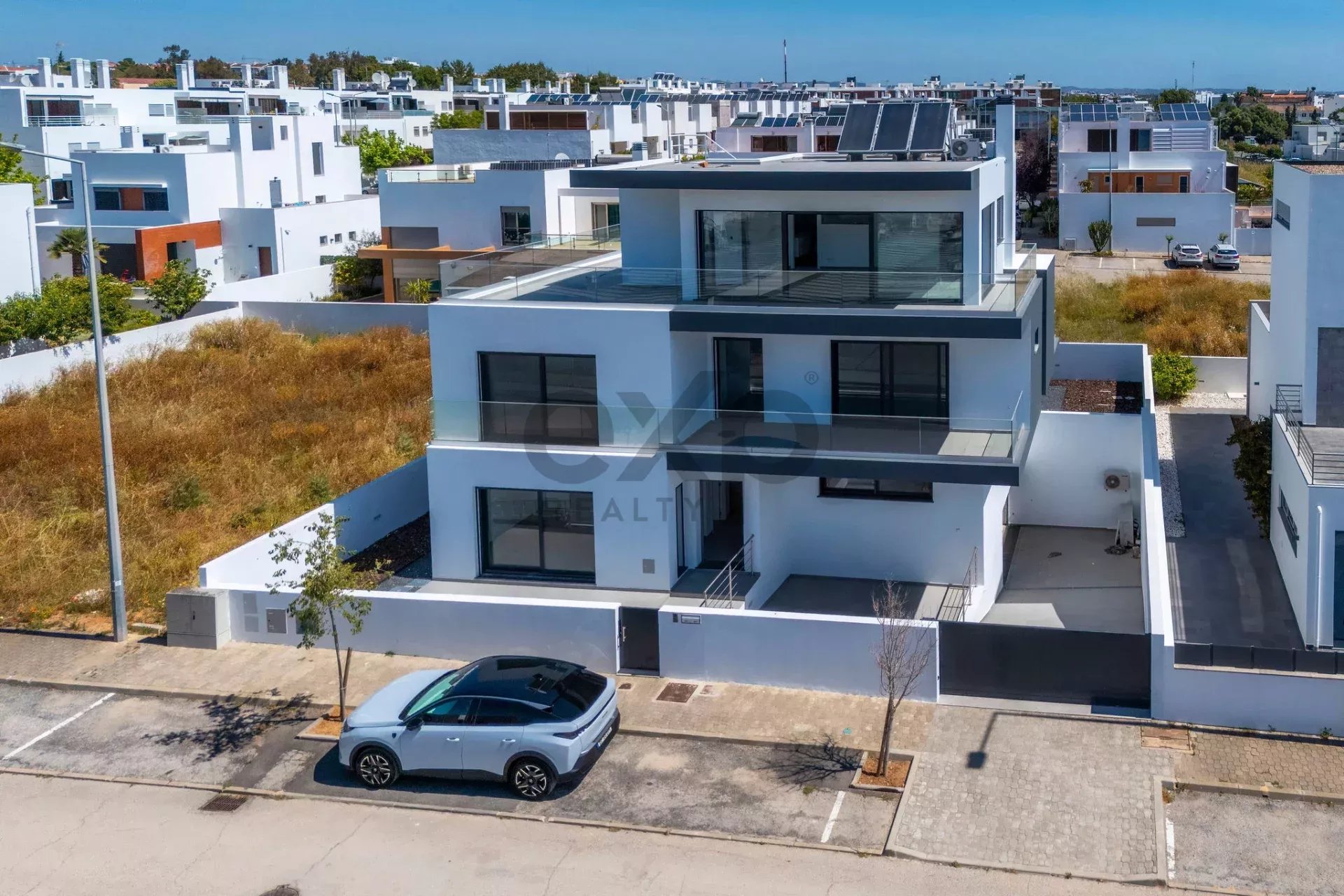 Moradia contemporânea T6 recém-construída pela Tavira Waterfront