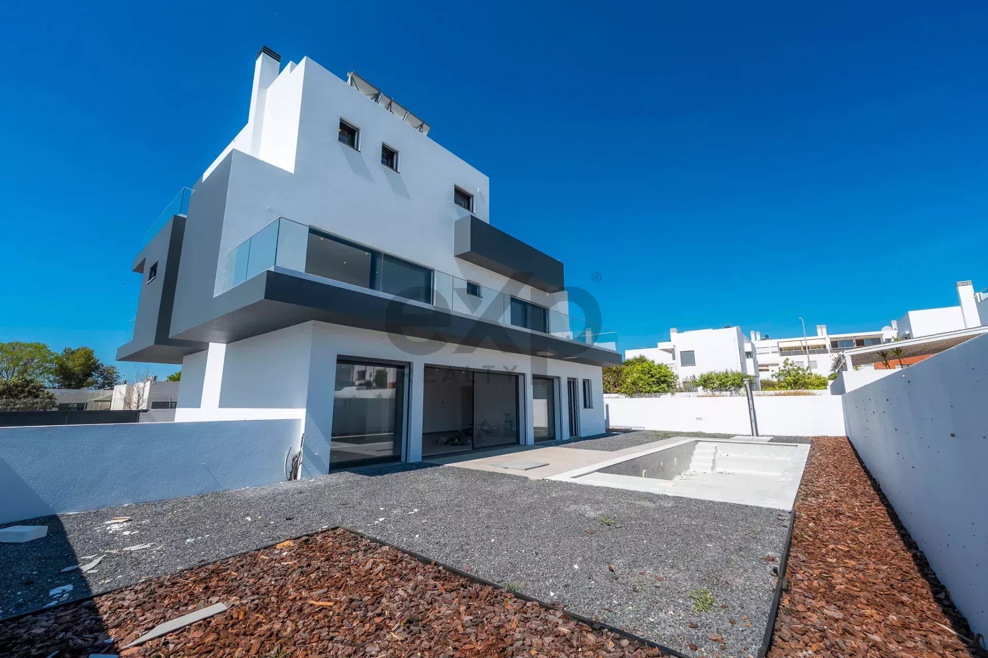 Moradia contemporânea T6 recém-construída pela Tavira Waterfront