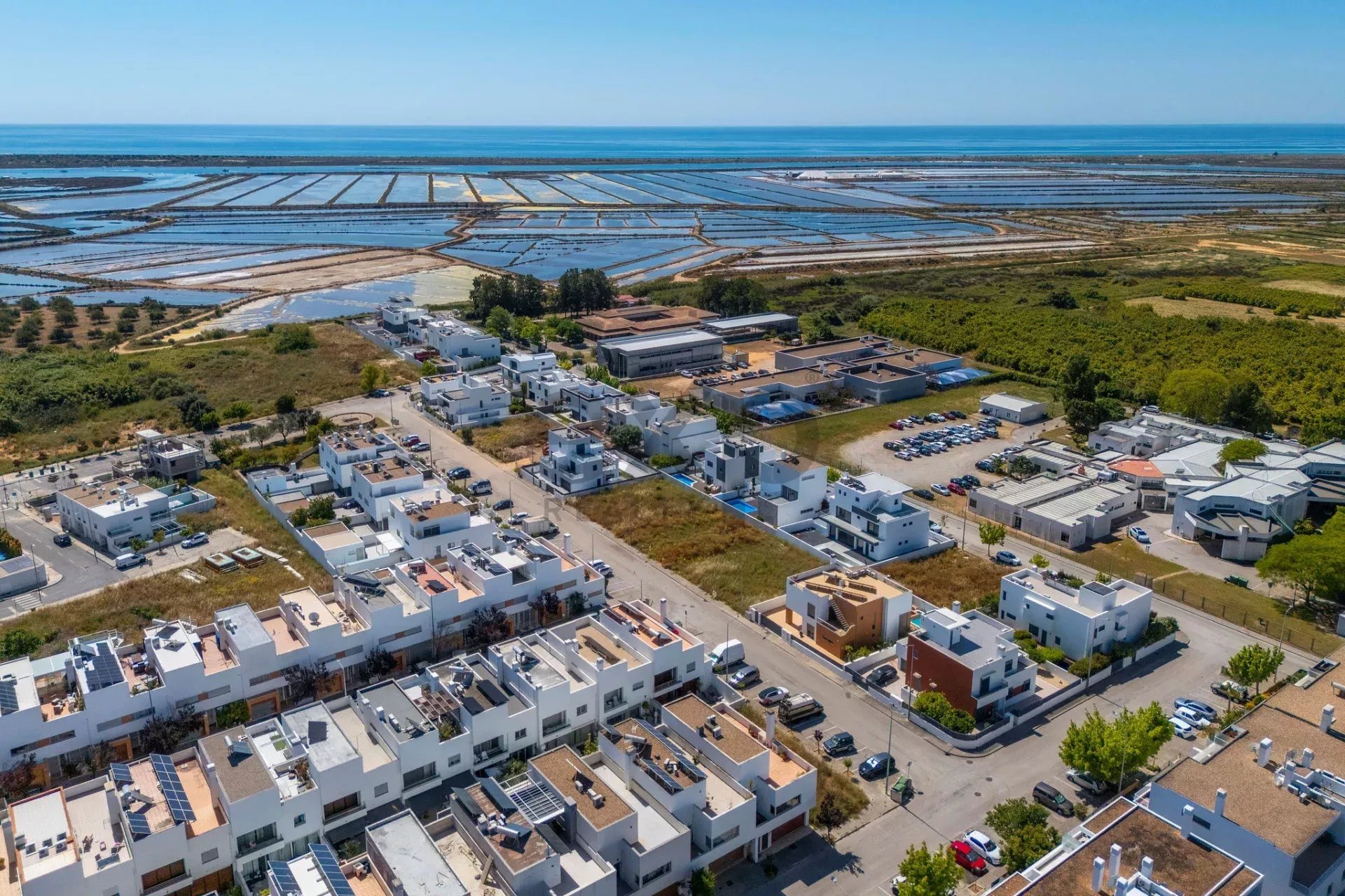 Moradia contemporânea T6 recém-construída pela Tavira Waterfront