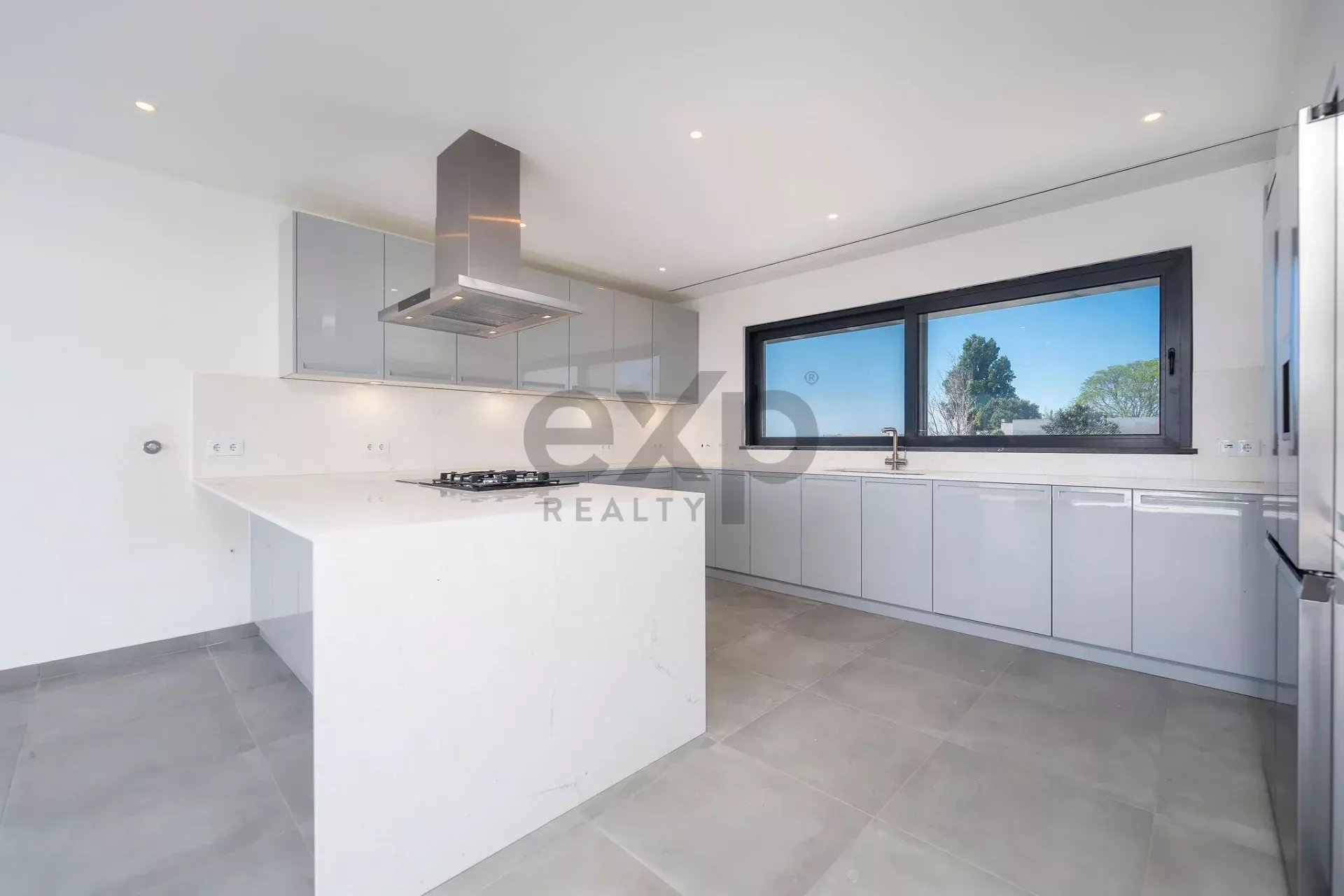 Contemporary six‑bedroom home recently constructed by Tavira Waterfront 85992139 image 16