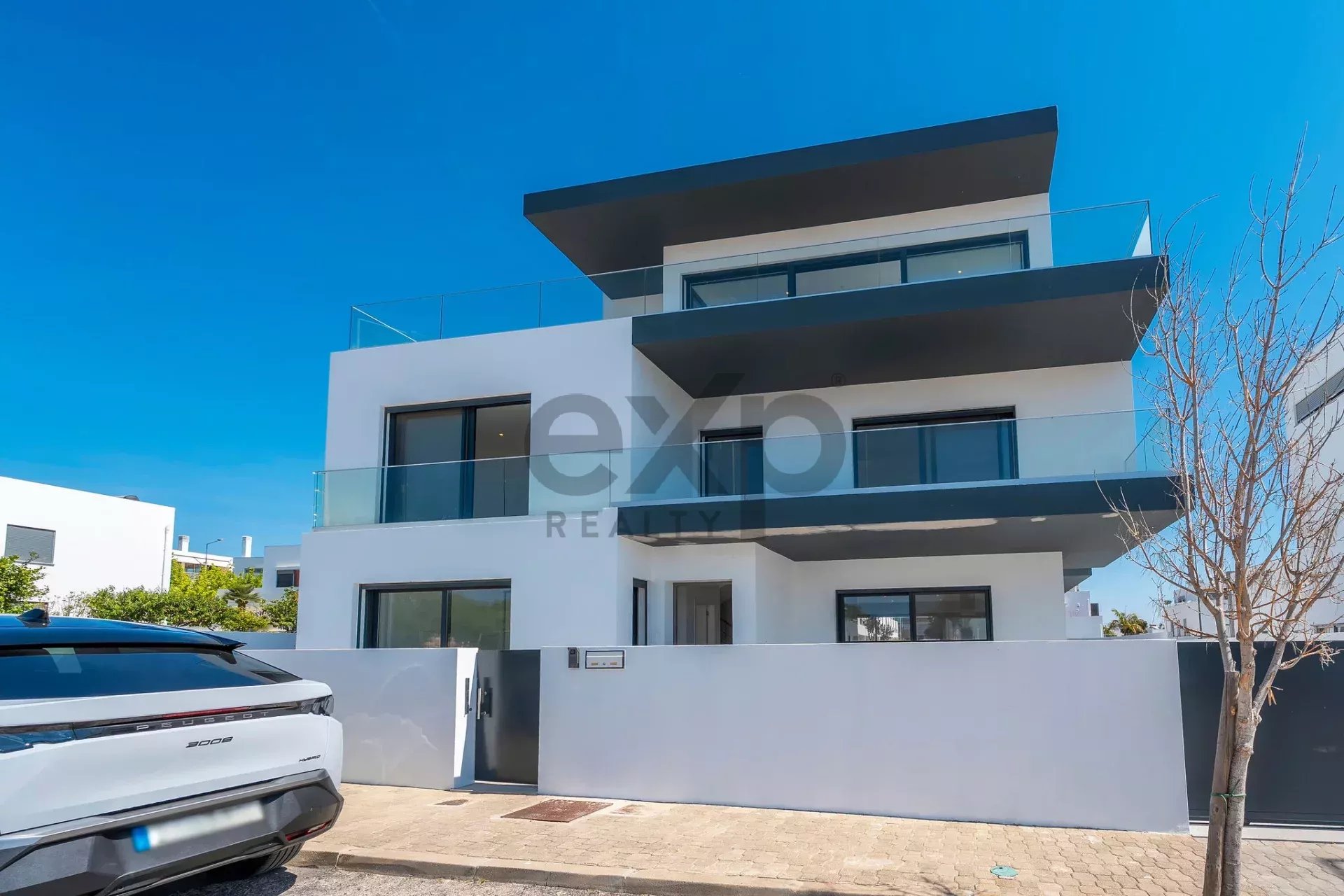 Moradia contemporânea T6 recém-construída pela Tavira Waterfront