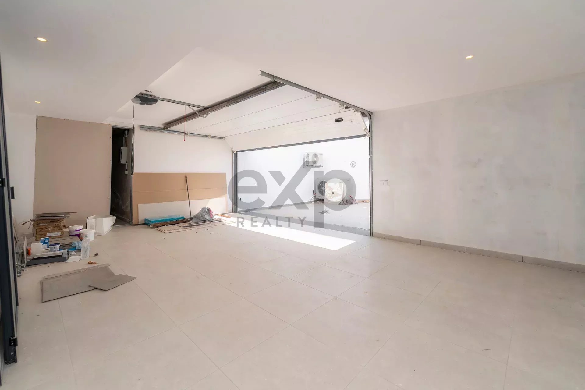 Contemporary six‑bedroom home recently constructed by Tavira Waterfront 85992139 image 85