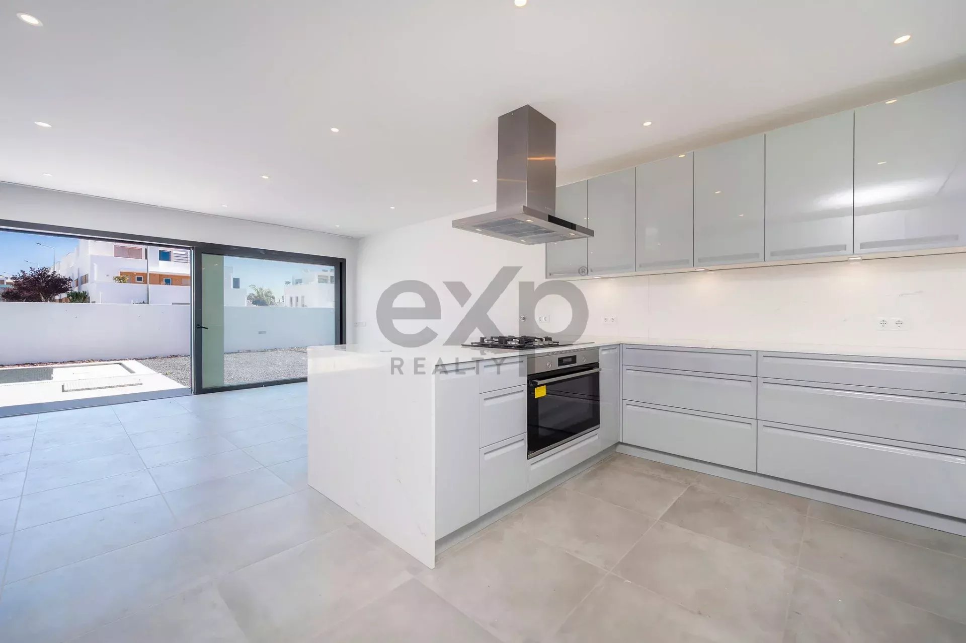 Contemporary six‑bedroom home recently constructed by Tavira Waterfront 85992139 image 15