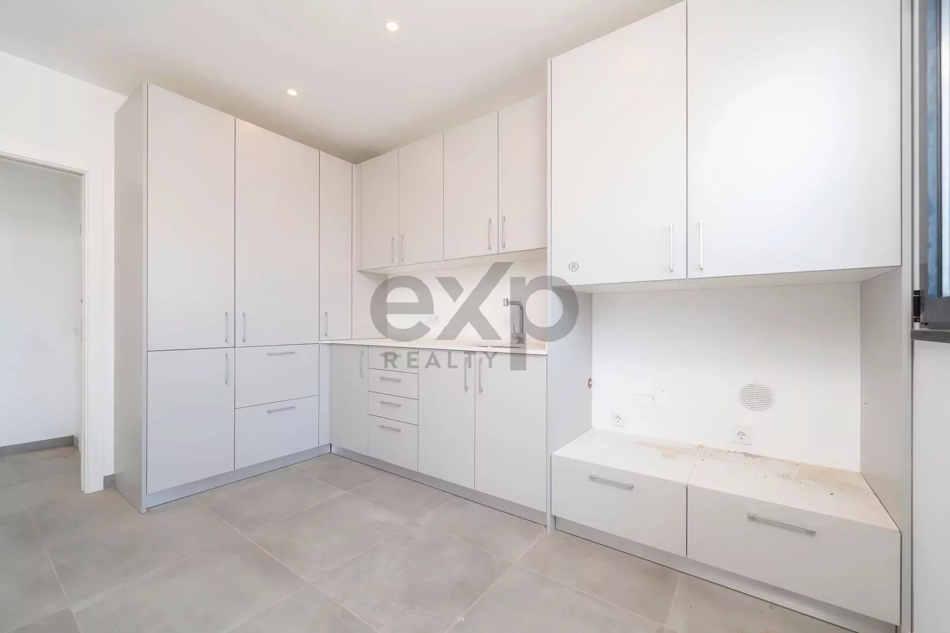 Contemporary six‑bedroom home recently constructed by Tavira Waterfront 85992139 image 21