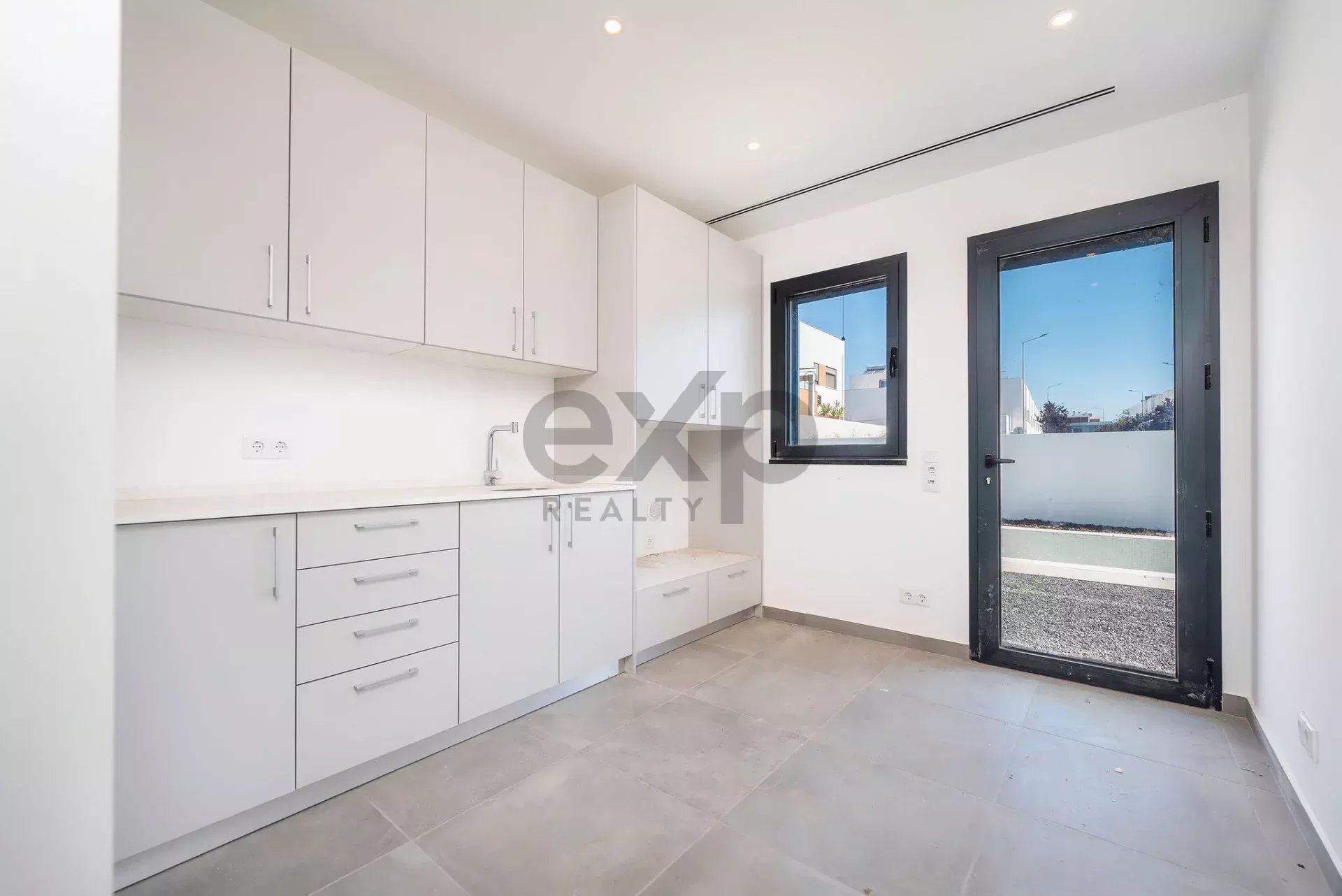 Contemporary six‑bedroom home recently constructed by Tavira Waterfront 85992139 image 20