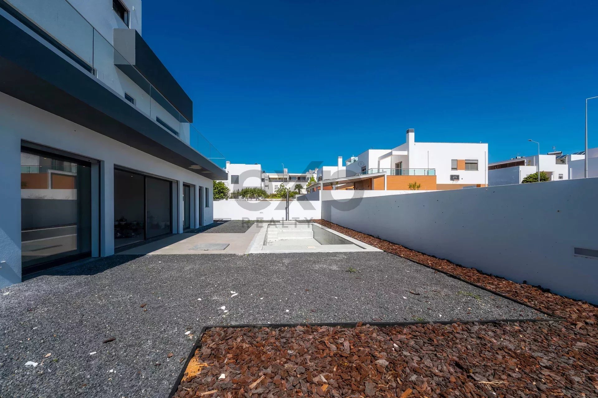 Moradia contemporânea T6 recém-construída pela Tavira Waterfront