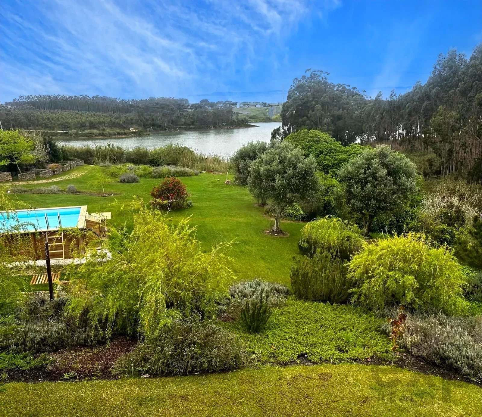 Luxurious property with 7 bedrooms by the lake