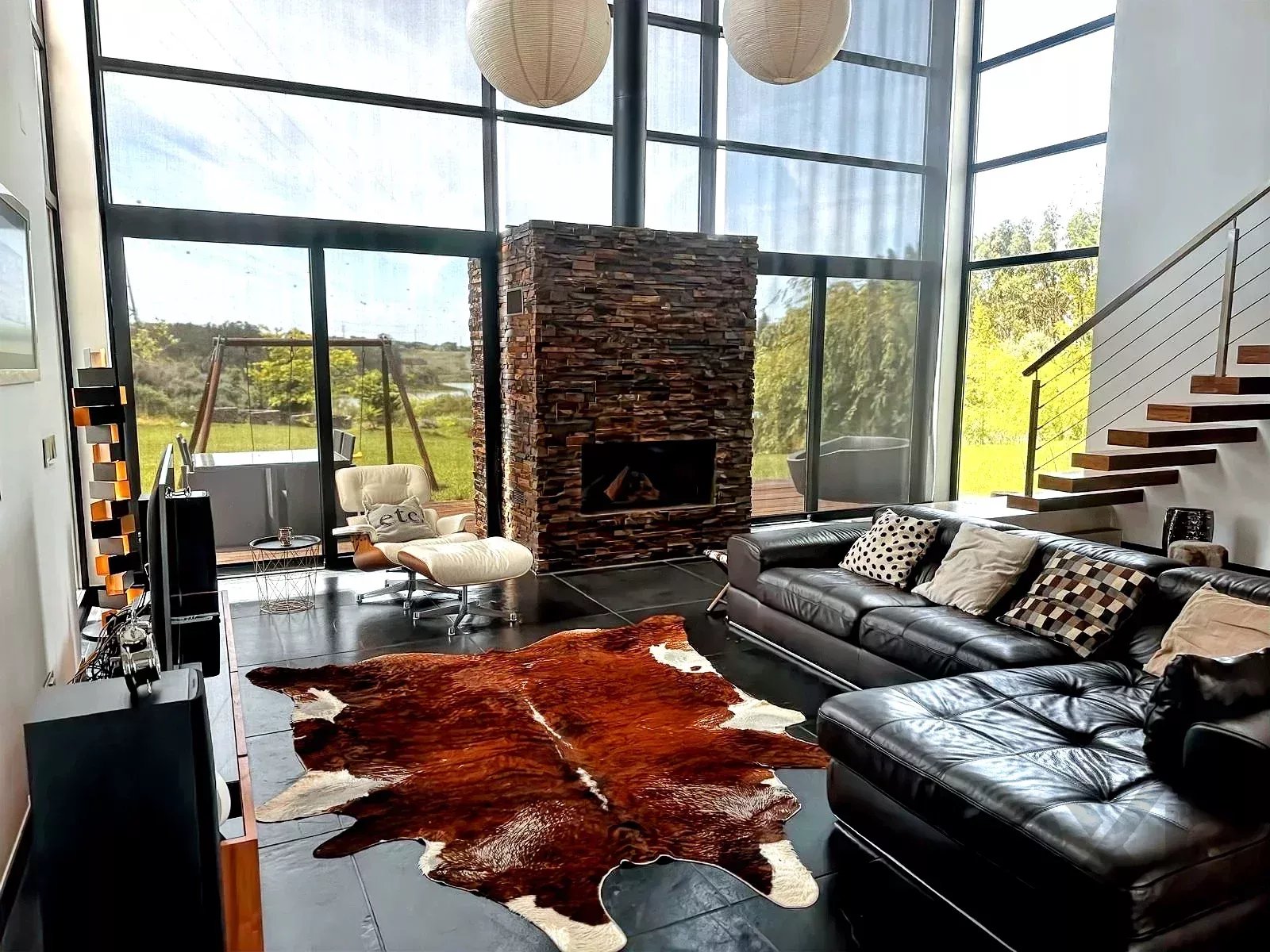 Luxurious property with 7 bedrooms by the lake