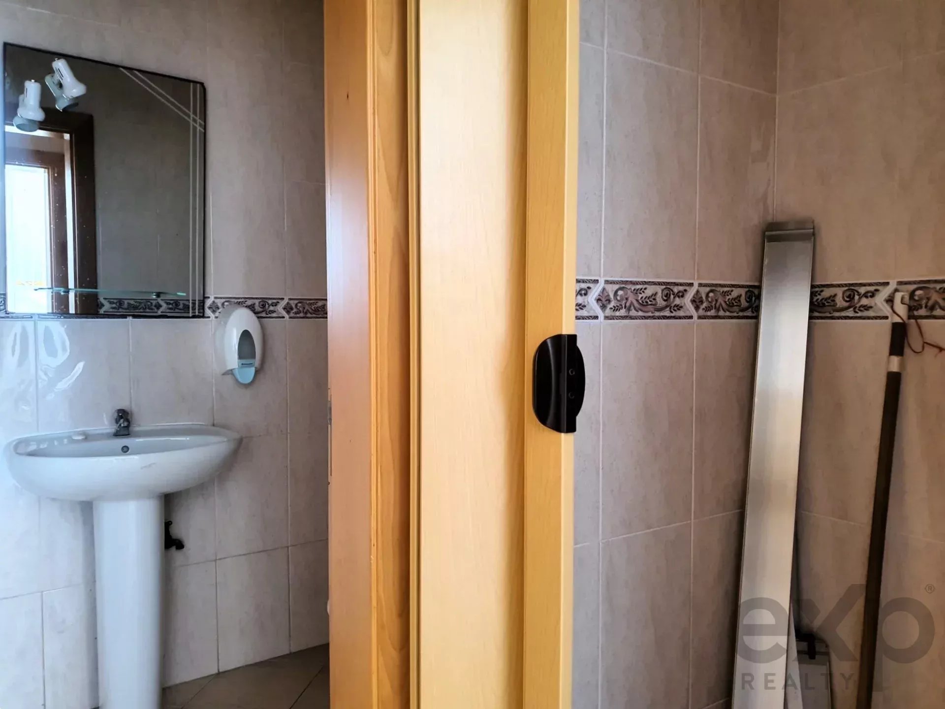 Loja e Escritórios com grande visibilidade em Peniche