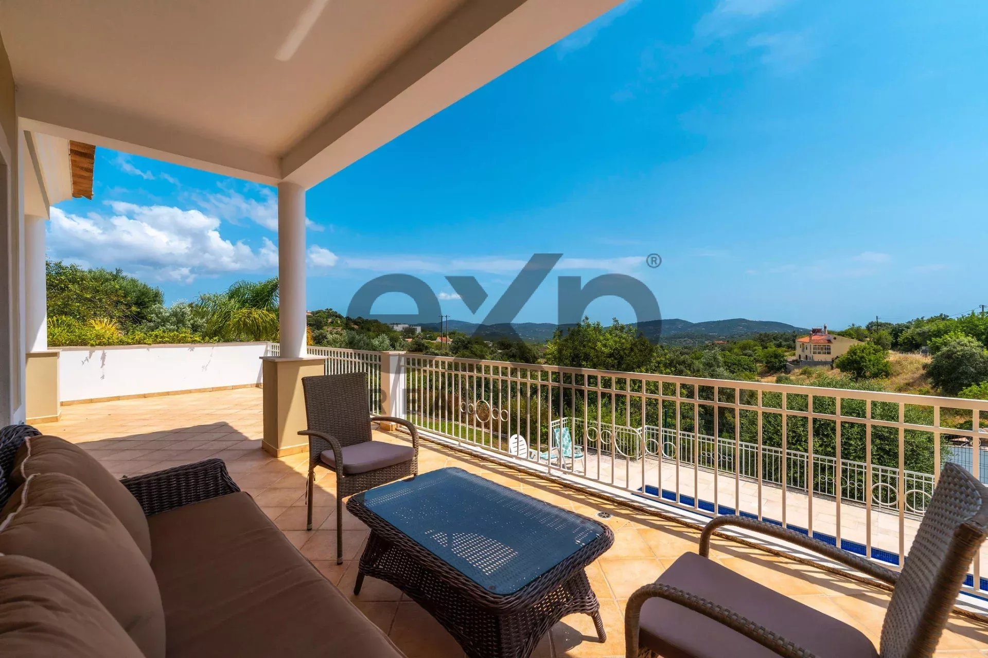 Moradia V4 com vistas desafogadas e piscina em São Brás de Alportel, Algarve