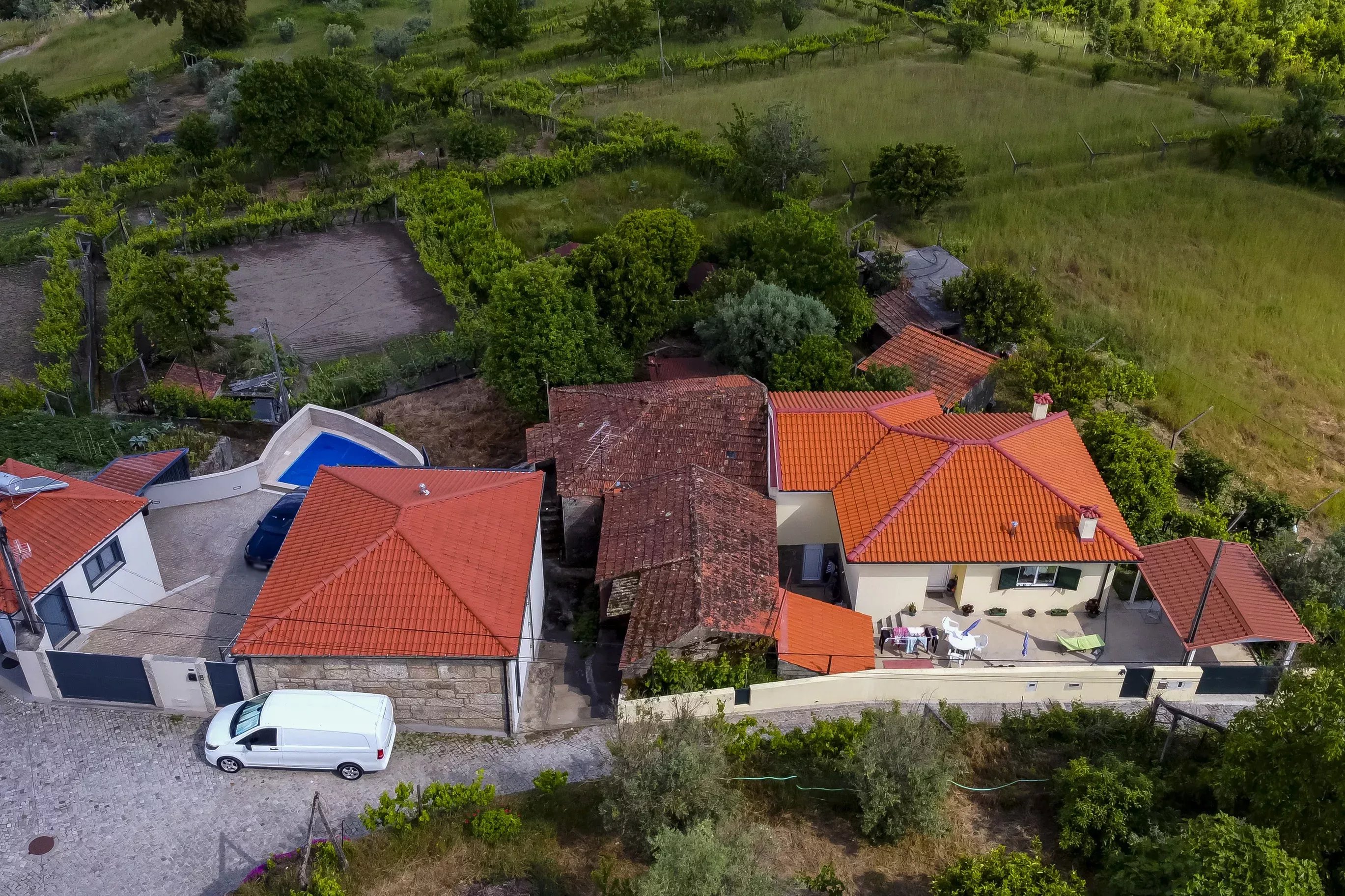 Duas Moradias (T2+T1) com logradouro em Santa Cruz do Douro – Baião