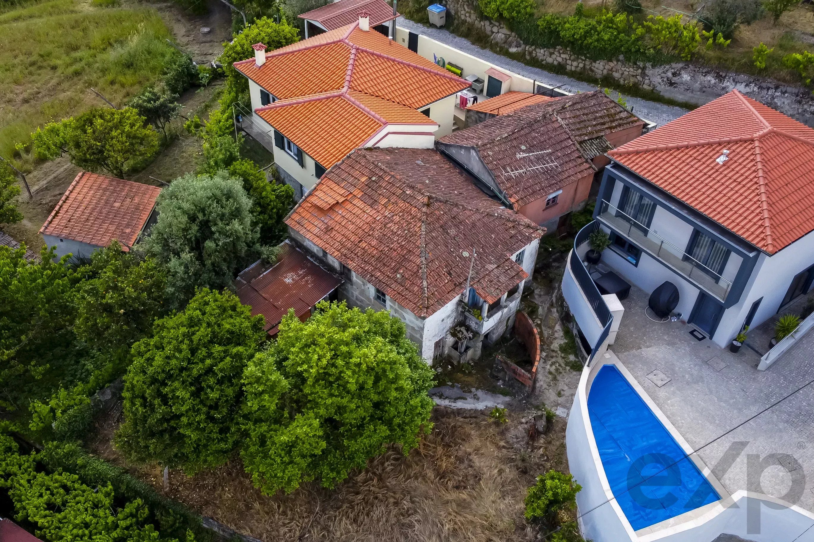 Duas Moradias (T2+T1) com logradouro em Santa Cruz do Douro – Baião