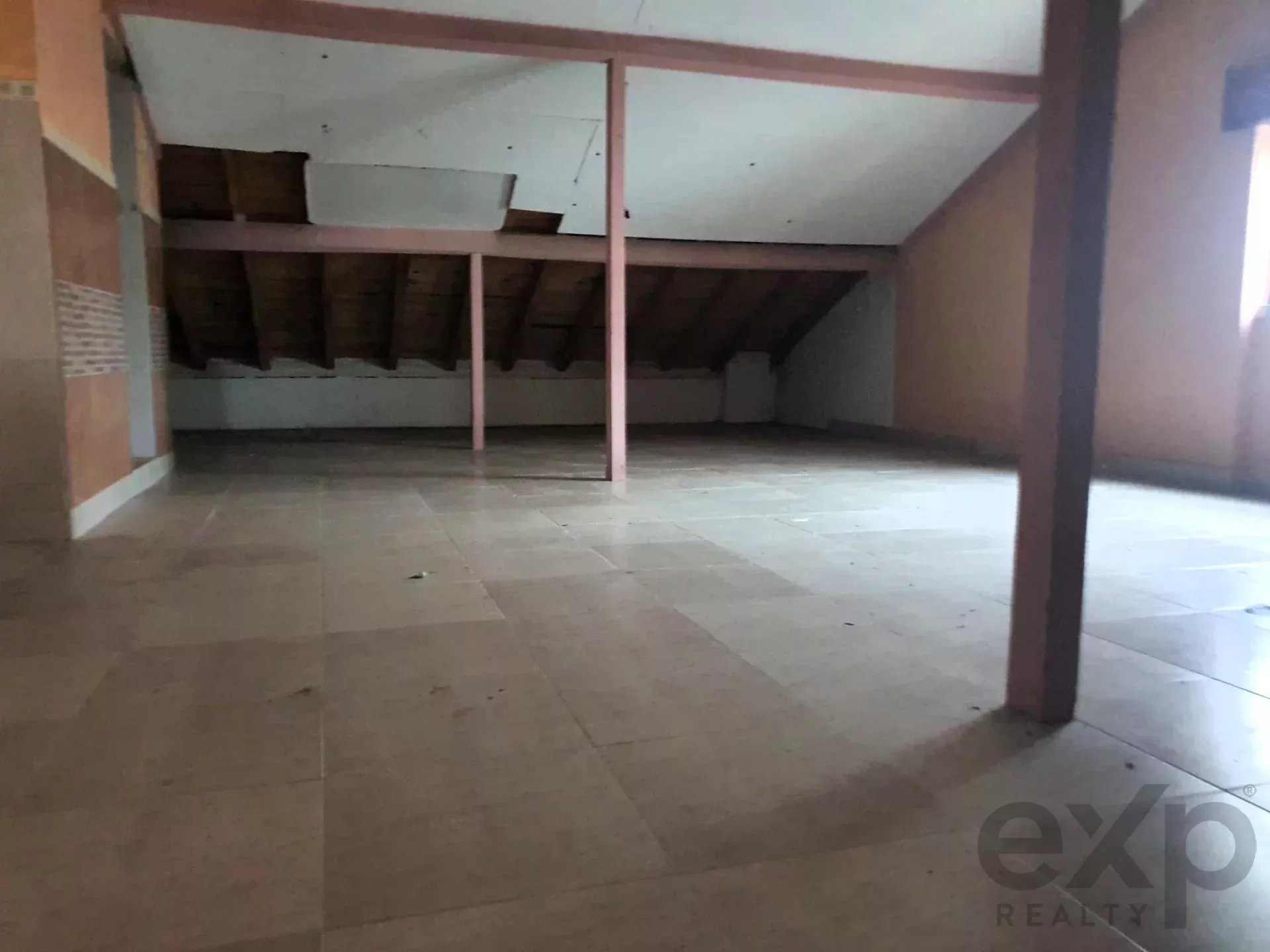 Sotão amplo com entrada independente
