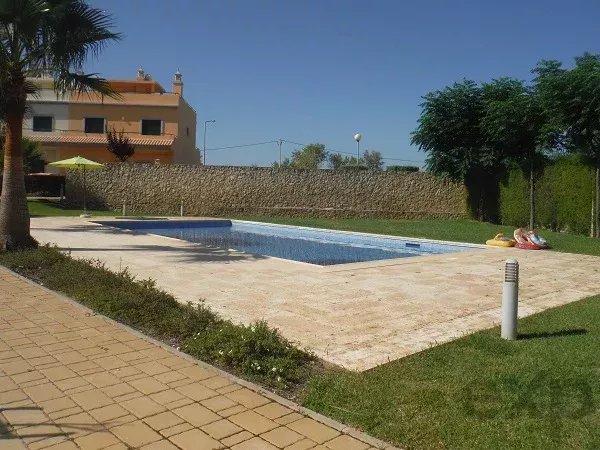 Vende-se moradia T4, em Condomínio Fechado