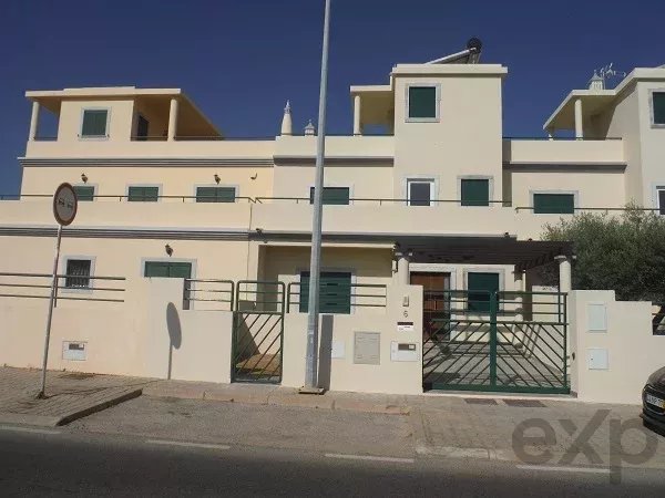 Vende-se moradia T4, em Condomínio Fechado