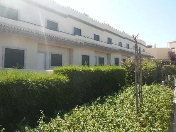 Vende-se moradia T4, em Condomínio Fechado