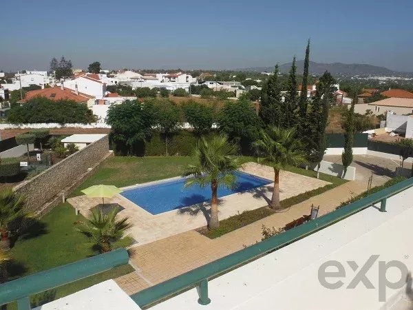 Vende-se moradia T4, em Condomínio Fechado