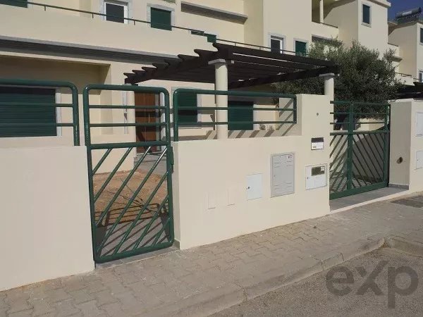 Vende-se moradia T4, em Condomínio Fechado
