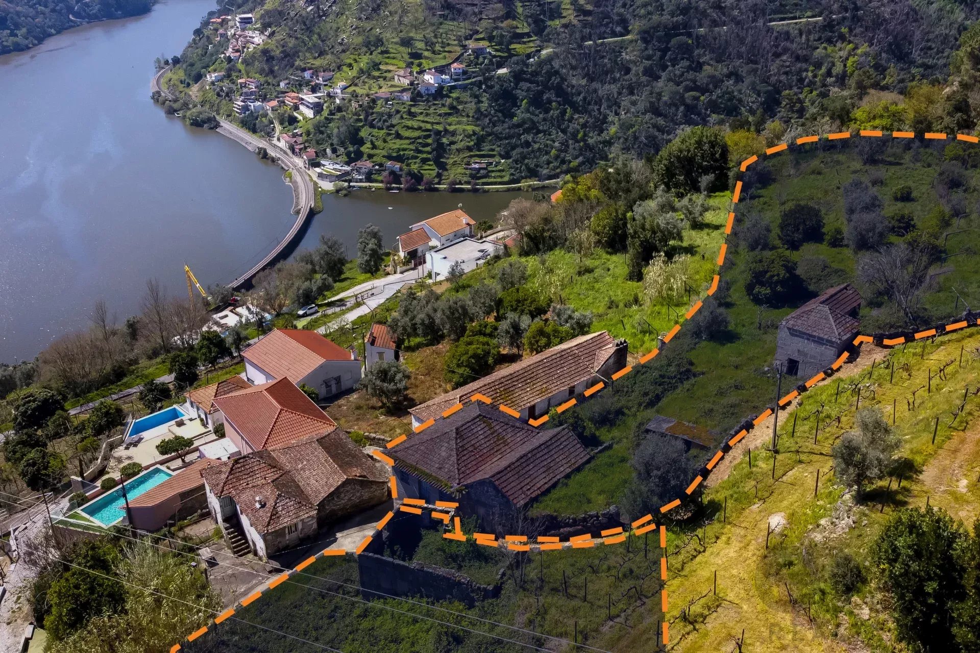 8 Suítes | Vistas sobre o Rio Douro – Um Refúgio de Luxo Sustentável no Douro