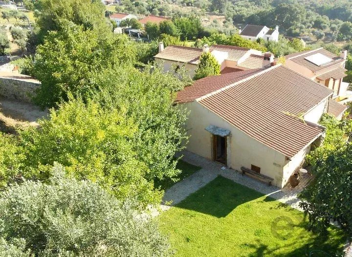 Possuir 14 casas na sua aldeia privada portuguesa: