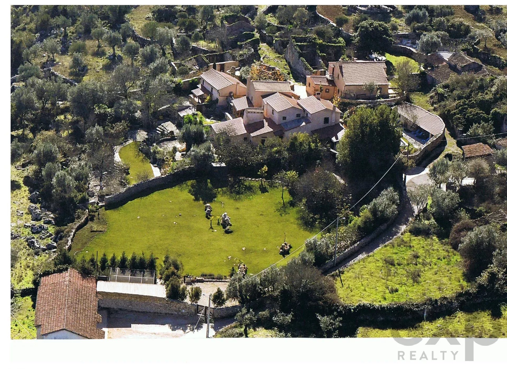 Possuir 14 casas na sua aldeia privada portuguesa: