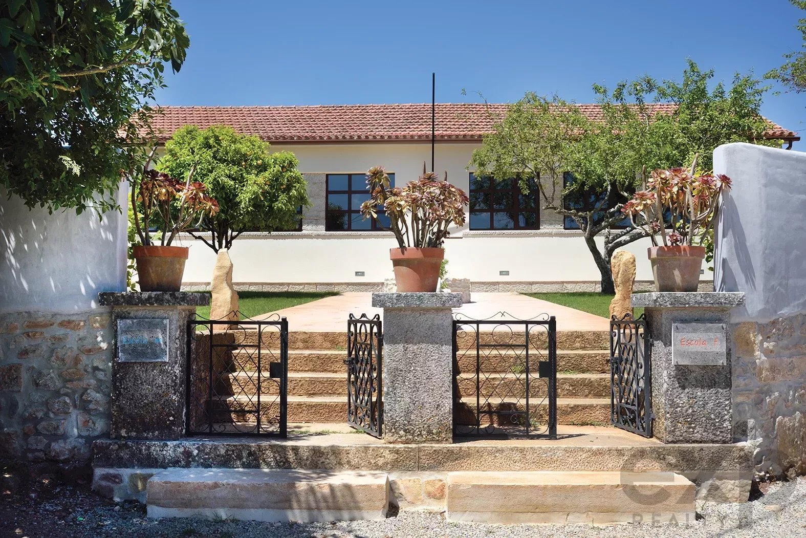 Possuir 14 casas na sua aldeia privada portuguesa: