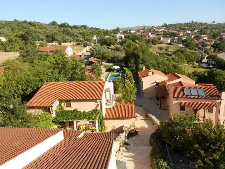 Possuir 14 casas na sua aldeia privada portuguesa: