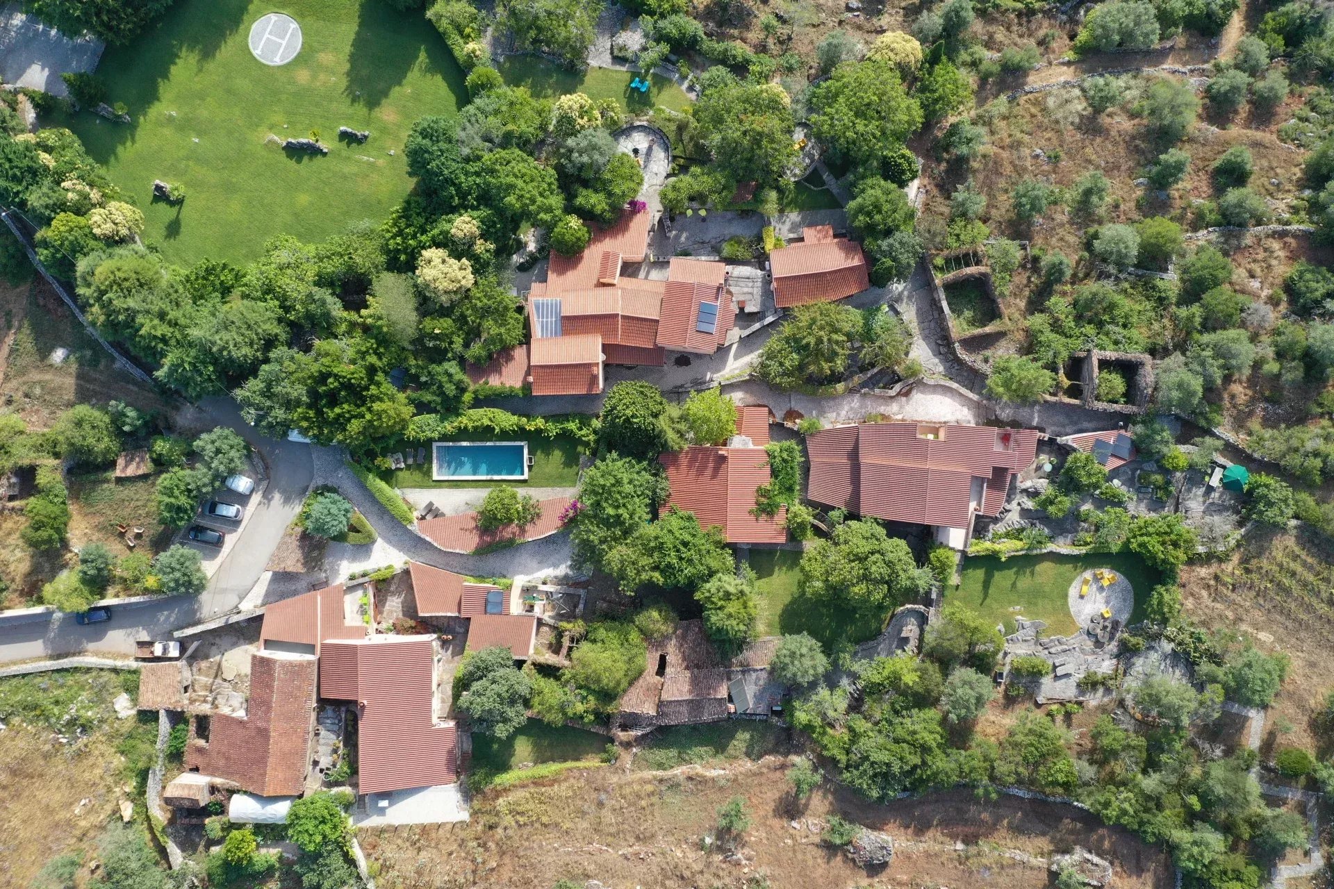 Possuir 14 casas na sua aldeia privada portuguesa: