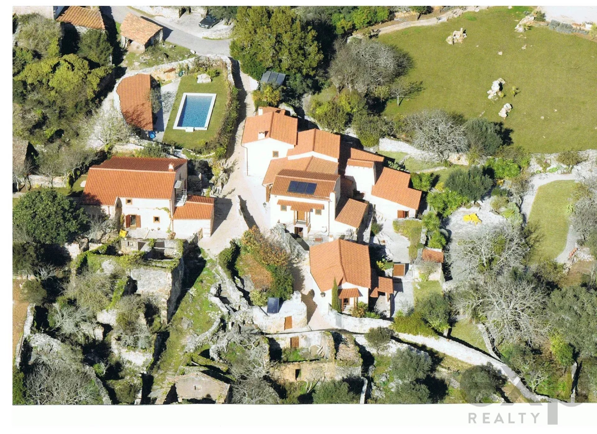 Possuir 14 casas na sua aldeia privada portuguesa: