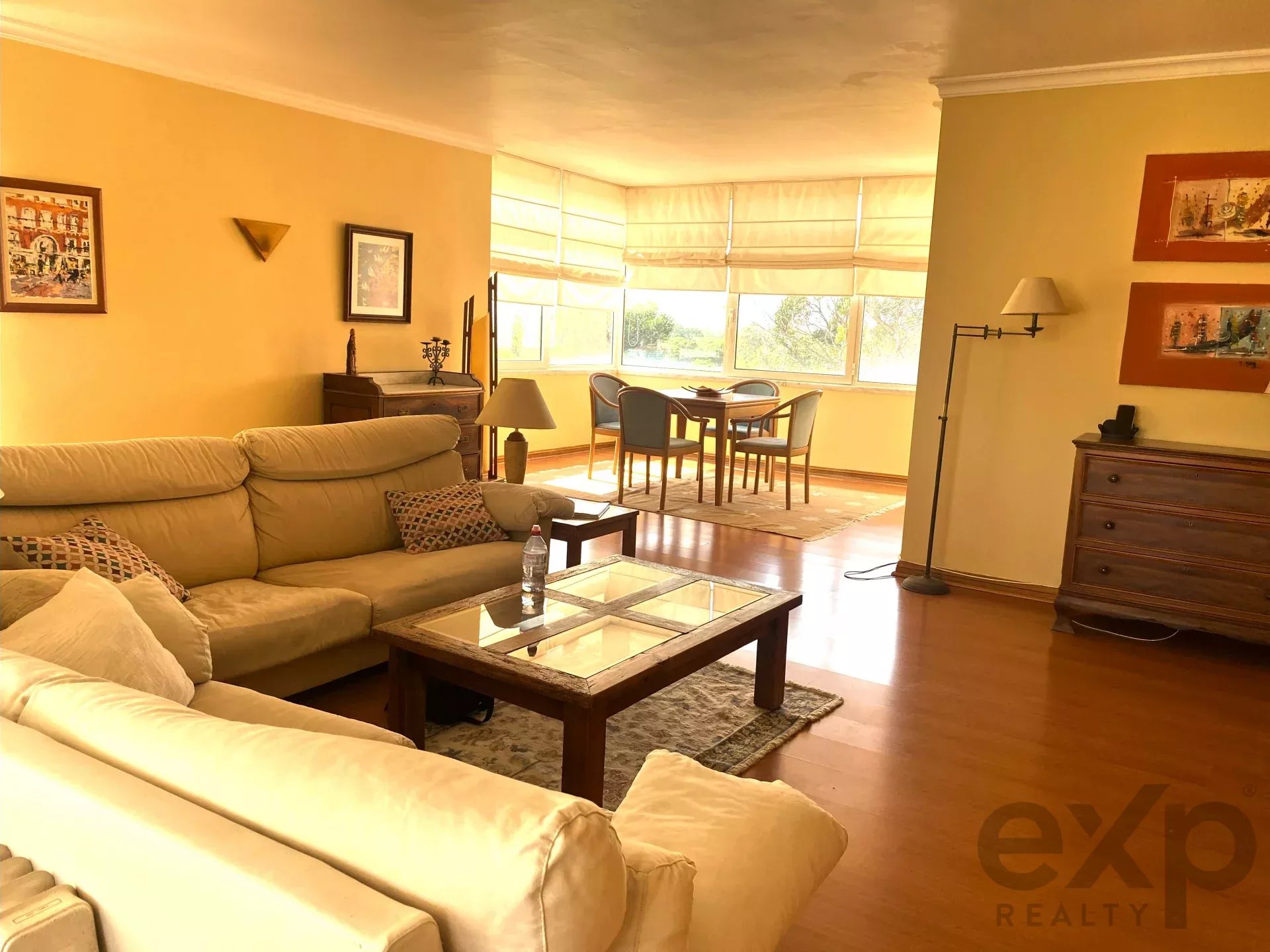 Excelente apartamento T1 para venda com vista de mar em São João da Caparica