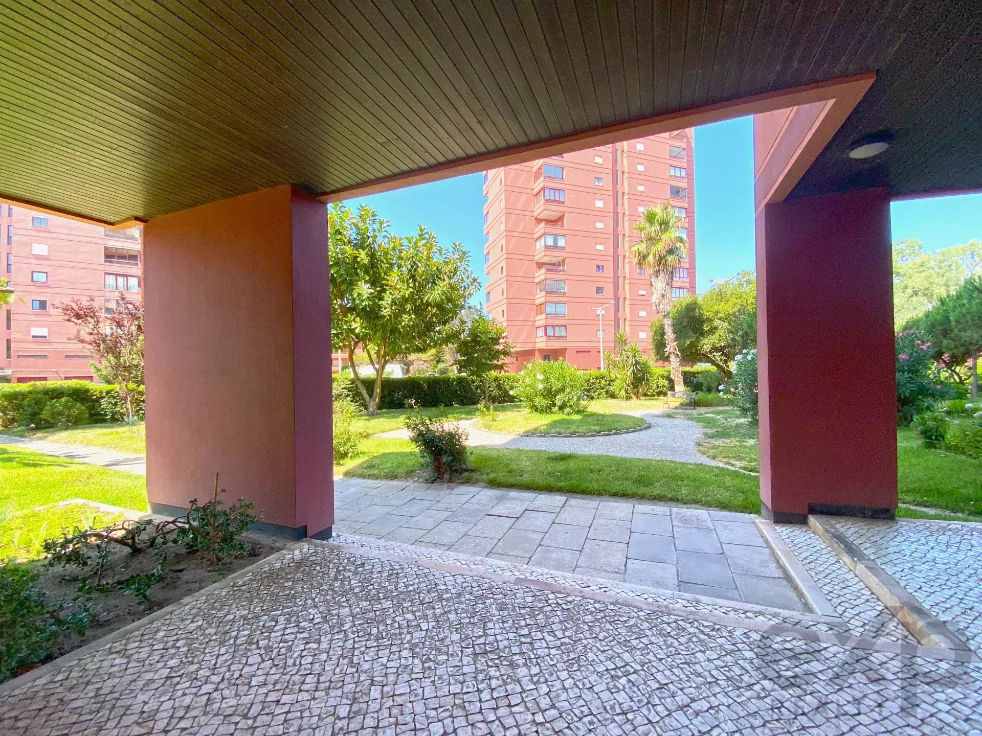 Excelente apartamento T1 para venda com vista de mar em São João da Caparica
