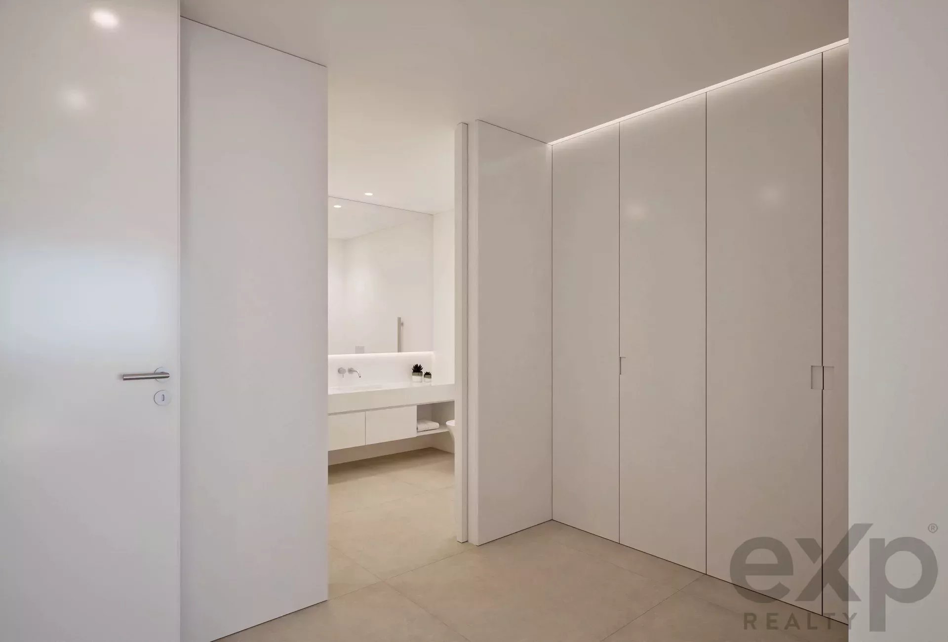 Modern villa in Lagos with four bedrooms and a magnificent swimming pool 86170326 image 9